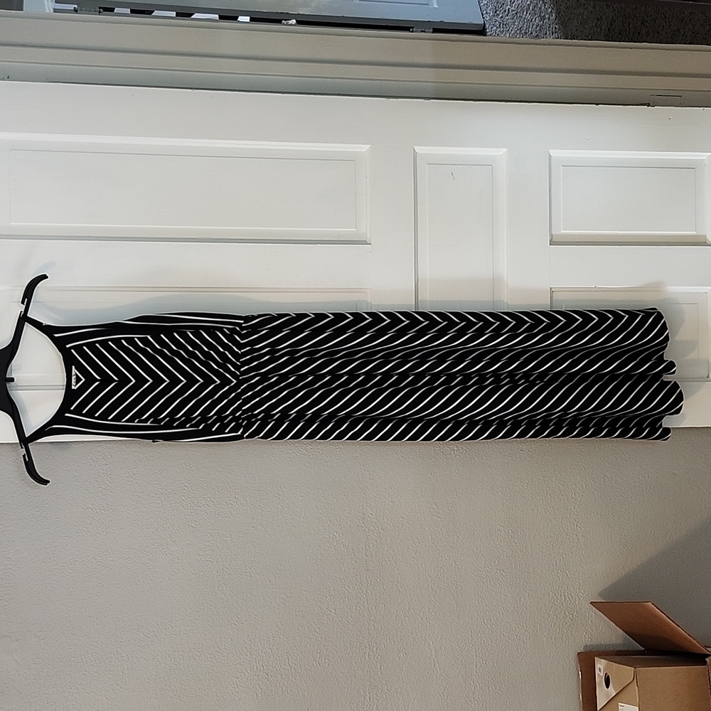 Black and white maurices maxi with peep hole at top size xs barely worn